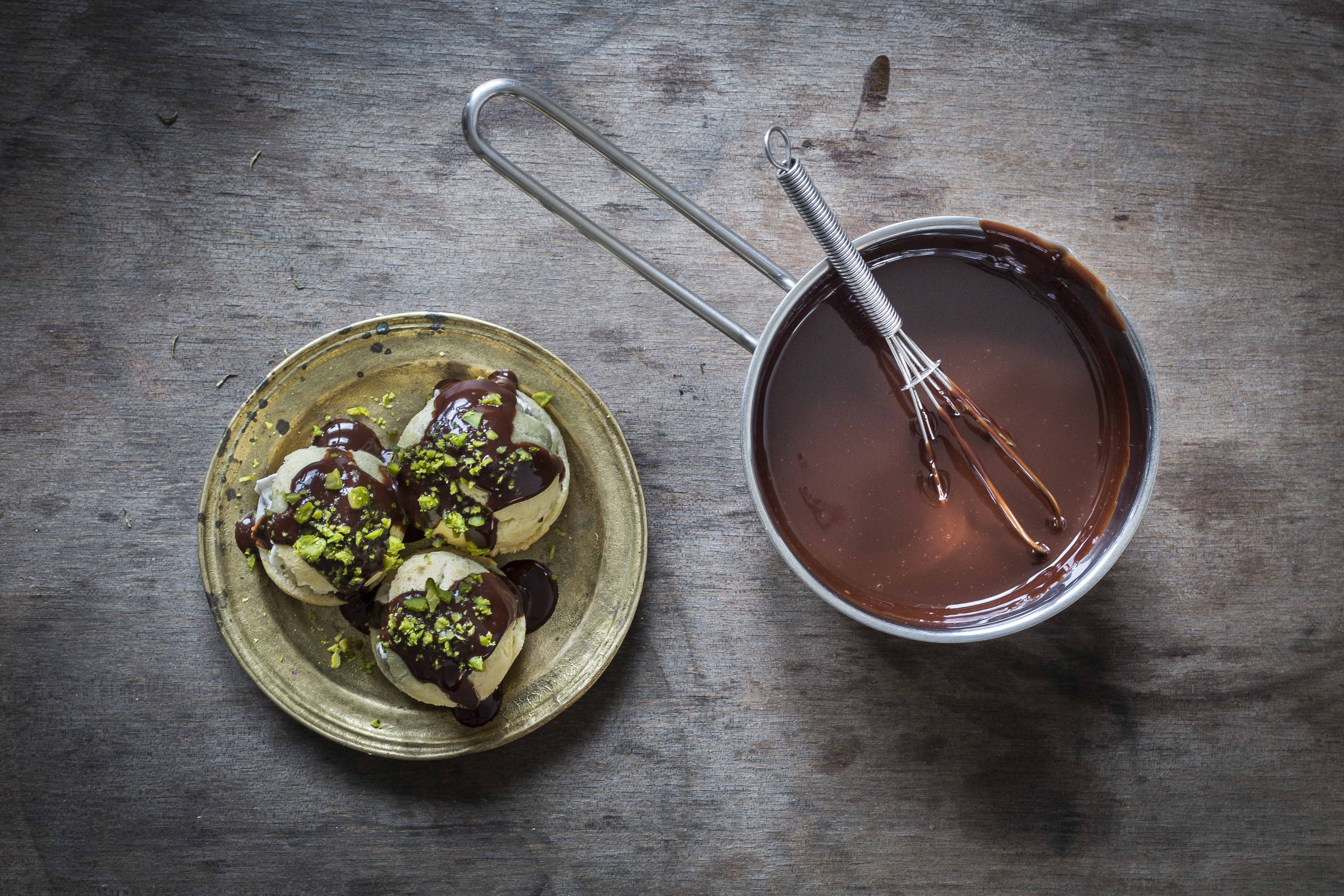 chocolate sauce and profiteroles pastry foodpairing